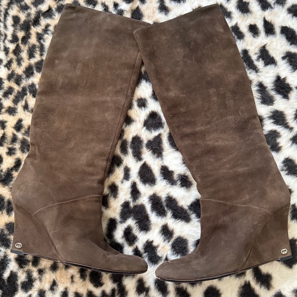 Brown suede knee-high Gucci boots - Picture 1 of 4